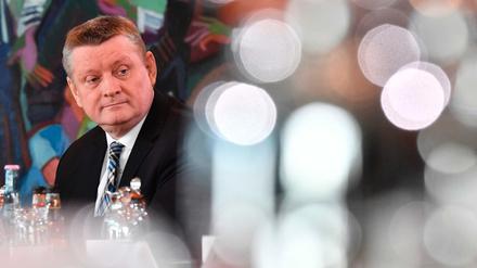 Hermann Gröhe bei einer Kabinettssitzung. Der Gesundheitsminister hatte sich klar gegen staatliche Sterbehilfe ausgesprochen - auch nach dem Urteil.