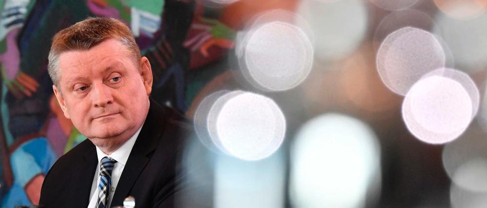 Hermann Gröhe bei einer Kabinettssitzung. Der Gesundheitsminister hatte sich klar gegen staatliche Sterbehilfe ausgesprochen - auch nach dem Urteil.