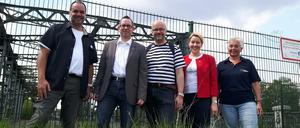 Gruppenbild vor gesperrter Brücke. Die Bundestagsabgeordneten Matthias Schmidt (li) und Fritz Felgentreu (mi), die Bezirksbürgermeister von Treptow und Neukölln, Oliver Igel und Franziska Giffey^und Christa Emde vom ADFC (re).