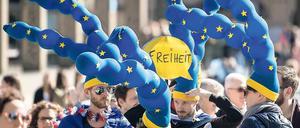 Vom Behagen in der Kultur. Teilnehmer einer Demonstration der „Pulse of Europe“-Bewegung im März vor dem Kölner Dom.