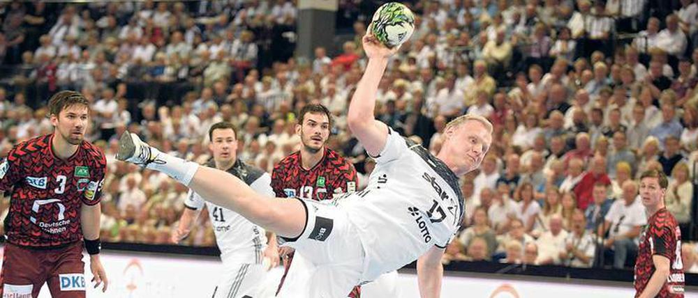 Große Freiheit. Die Füchse gewährten dem THW viele einfache Tore. Foto: Heimken/dpa