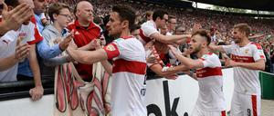 Freude trotz Niederlage: Stuttgarts Spieler kommen nach der 1:0 Niederlage gegen Hannover zu den Stuttgarter Fans. 