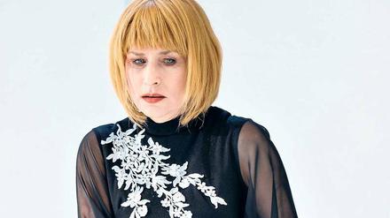 In wechselnden Roben. Corinna Harfouch in Jean Racines Tragödie.