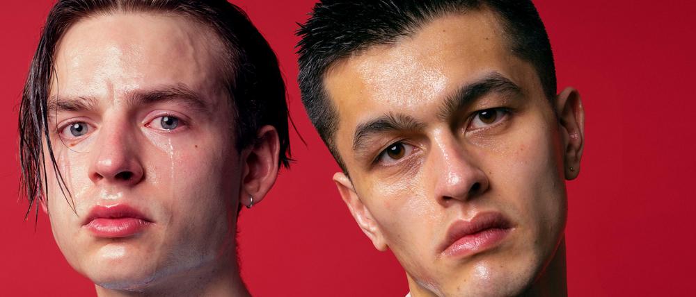 Der Showmaster und der Keyboarder. Die Mittzwanziger Anton Falck (l.) und Joakim Nørgaard (r.) bilden die Band First Hate.