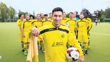 Einer für alle und alle für einen. Die Spieler von Victoria Friedrichshain stehen hinter Zakaria.