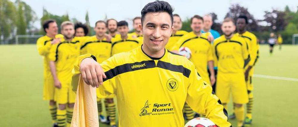 Einer für alle und alle für einen. Die Spieler von Victoria Friedrichshain stehen hinter Zakaria.