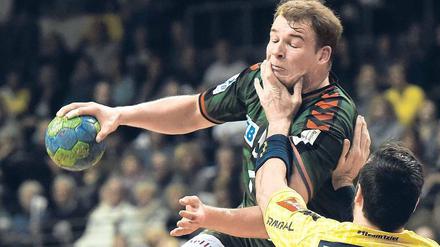 Augen zu und durch. Nationalspieler Paul Drux und die Füchse Berlin können in den nächsten Wochen viel gewinnen, aber auch viel verlieren.