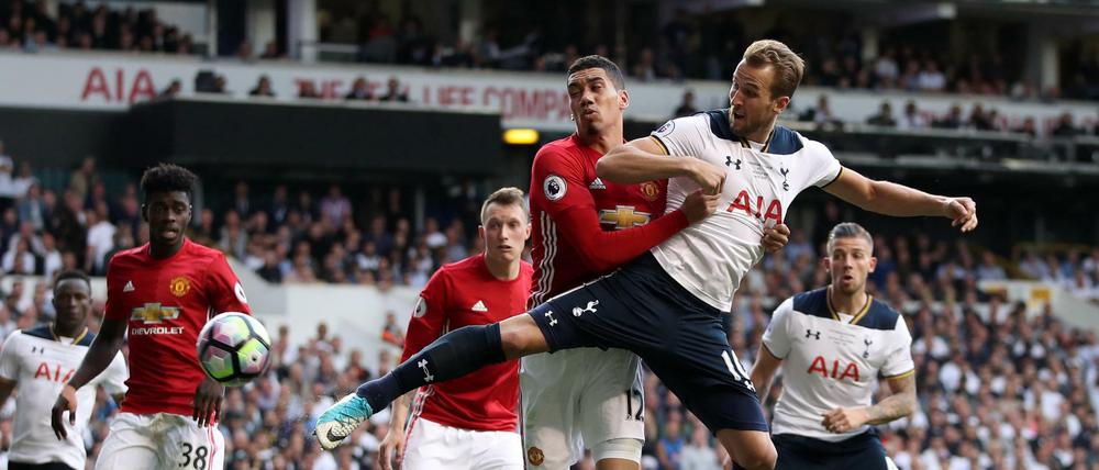 Tottenham Hotspurs Harry Kane trifft in dieser Szene.