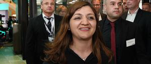 Noch zuversichtlich. Linken-Spitzenkandidatin Özlem Demirel am frühen Sonntagabend. Erste Prognosen notierten die Partei bei fünf Prozent. 
