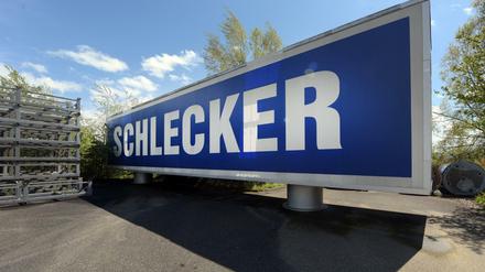 Ein demontierter Schlecker-Schriftzug liegt bei Ehingen auf dem Gelände des früheren Zentrallagers.