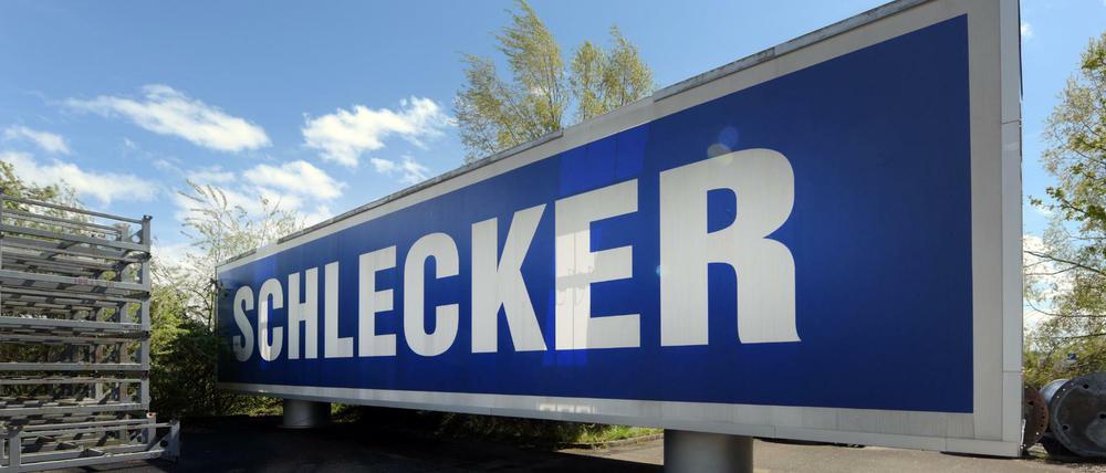 Ein demontierter Schlecker-Schriftzug liegt bei Ehingen auf dem Gelände des früheren Zentrallagers.