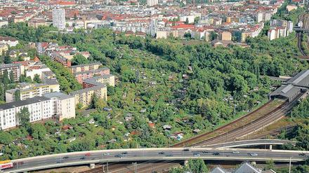 Blick vom Funkturm. Das alte Bahngelände mit viel Grün und Kleingärten beginnt neben der Stadtautobahn am ICC. Rechts am Bildrand: der S-Bahnhof Westkreuz.