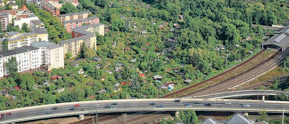 Blick vom Funkturm. Das alte Bahngelände mit viel Grün und Kleingärten beginnt neben der Stadtautobahn am ICC. Rechts am Bildrand: der S-Bahnhof Westkreuz.
