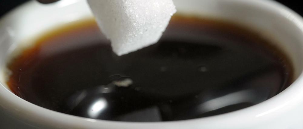 Zu viel Koffein, wie es in Kaffee enthalten ist, kann Herzrhythmusstörungen auslösen.
