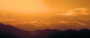Imposante Kulisse. Der 5600 Meter hohe Damavand im Sonnenaufgang. 