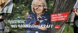 Ein stark beschädigtes Wahlplakat mit der abgewählten Ministerpräsidentin Kraft (SPD) wird in Mülheim abgebaut.