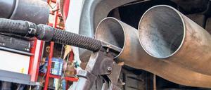 Fahrende Dieselautos verpesten die Luft mehr als Tests messen.