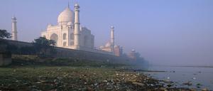 Der Yamuna-Fluss, an dessen Südufer das Meisterwerk islamischer Kunst steht, ist nichts weiter als eine Kloake.  