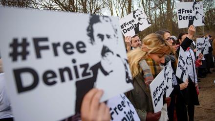 Ende Februar wurde vor der türkischen Botschaft in Berlin für Deniz Yücel demonstriert.
