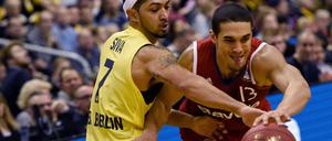 Fingerspitzengefühl. Albas Peyton Siva (links) im Duell mit Münchens Nick Johnson. 