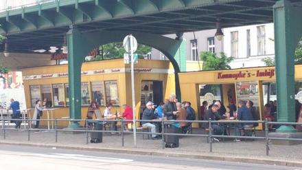 Zu Mittag herrscht schon wieder normaler Betrieb an dem Imbiss - Montagfrüh hatten Passanten dort eine Leiche entdeckt.