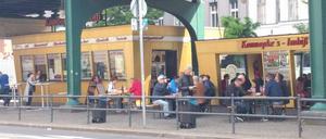 Zu Mittag herrscht schon wieder normaler Betrieb an dem Imbiss - Montagfrüh hatten Passanten dort eine Leiche entdeckt.