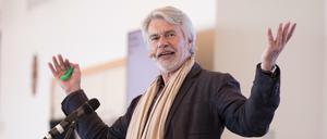 Chris Dercon, neuer Intendant der Berliner Volksbühne, spricht am Dienstag über seine erste Spielzeit.