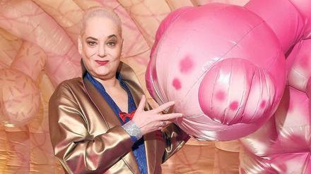 Hella von Sinnen, hier im riesigen Darmmodell, moderierte den Abend des 15. Felix-Burda-Awards.