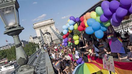 Der Budapest Pride zieht über die Kettenbrücke der ungarischen Hauptstadt.