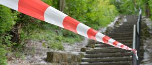 Am kleinen Bunkerberg im Volkspark Friedrichshain ist Absperrband gespannt. Hier starb am Sonntagmorgen ein Mann. 