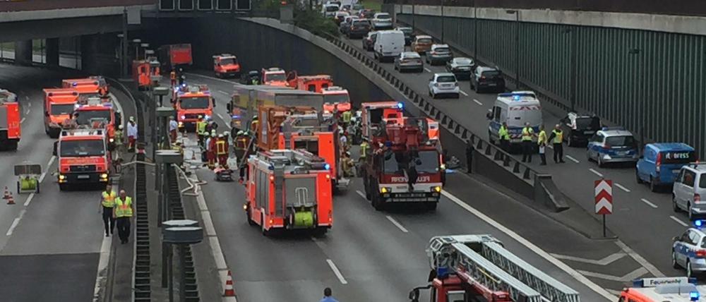 Unfall auf der A100 - Sachsendamm bei der Abfahrt zur Alboinstraße.
