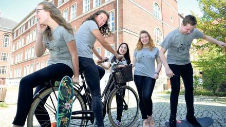 Erfolgreiche Erfinder. Nicole Pawletta, Felicia Rensner, Maica Ngo, Clarissa Schmidt und Nino Zimmerling (v. l.) haben einen Skateboardhalter entwickelt.