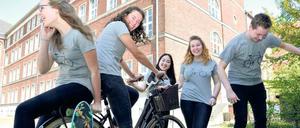 Erfolgreiche Erfinder. Nicole Pawletta, Felicia Rensner, Maica Ngo, Clarissa Schmidt und Nino Zimmerling (v. l.) haben einen Skateboardhalter entwickelt.