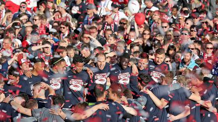 Leipzigs Mannschaft feiert nach dem Spiel ein Fanfest auf der Festwiese vor dem Stadion.