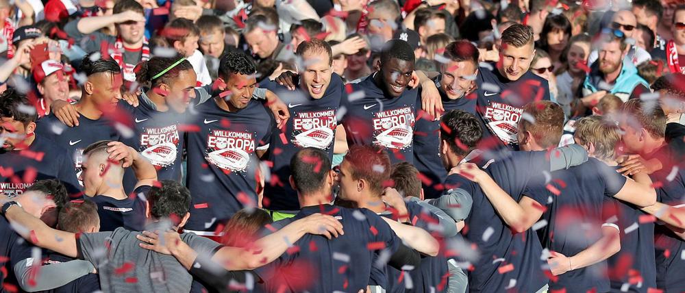 Leipzigs Mannschaft feiert nach dem Spiel ein Fanfest auf der Festwiese vor dem Stadion.