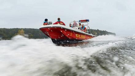 Eine Bootsbesatzung der DLRG fährt in einem Rettungsboot über die Havel in Berlin.