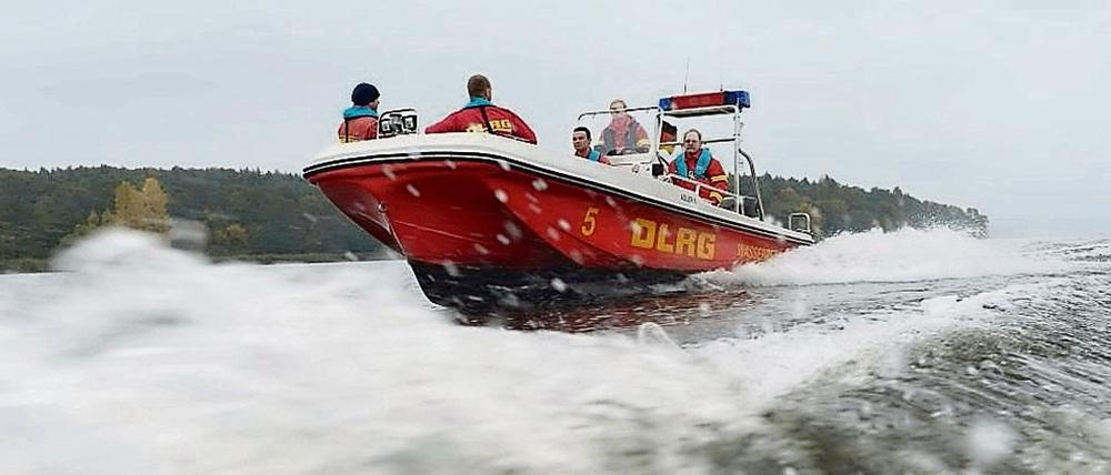 Eine Bootsbesatzung der DLRG fährt in einem Rettungsboot über die Havel in Berlin.