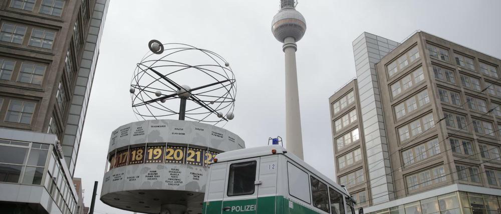 Mehr Kriminalität an der Weltzeituhr. Deshalb soll der Alexanderplatz videoüberwacht werden.