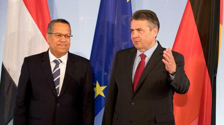 Der jemenitische Premierminister Ahmed ben Dagher (l.) traf am Dienstag in Berlin Bundesaußenminister Sigmar Gabriel (SPD).