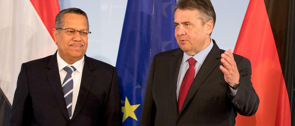 Der jemenitische Premierminister Ahmed ben Dagher (l.) traf am Dienstag in Berlin Bundesaußenminister Sigmar Gabriel (SPD).