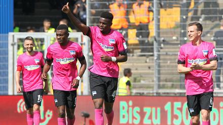 Daumen hoch. Für Jordan Torunarigha (Zweiter von rechts) und Hertha BSC müsste schon viel schieflaufen, um noch aus den Europapokal-Regionen abzurutschen. 