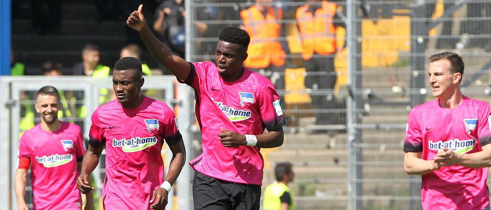 Daumen hoch. Für Jordan Torunarigha (Zweiter von rechts) und Hertha BSC müsste schon viel schieflaufen, um noch aus den Europapokal-Regionen abzurutschen.