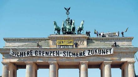 Identitäre besetzen 2016 kurzzeitig das Brandenburger Tor.