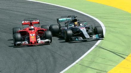 Überholen erlaubt. Lewis Hamilton versucht hier, an Sebastian Vettel vorbeizukommen.