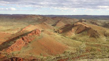 In der Pilbara-Region im Westen von Australien haben Forscher die fossilen Spuren von heißen Quellen und Stromatolithen gefunden, die darauf hindeuten könnten, dass es schon vor 3,48 Milliarden Jahren Leben an Land gab.