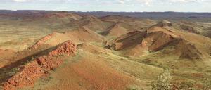 In der Pilbara-Region im Westen von Australien haben Forscher die fossilen Spuren von heißen Quellen und Stromatolithen gefunden, die darauf hindeuten könnten, dass es schon vor 3,48 Milliarden Jahren Leben an Land gab.