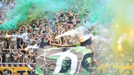 Dresdner Fans bezeichneten sich selbst als "Football Army".