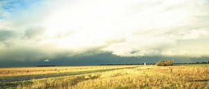 Der Himmel über der Flachlandwüste um Goroke, Victoria. Filmstill aus Ben Denhams Videoporträt „Mental Places“, das Gerald Murnane im Gespräch mit seinem australischen Verleger Ivor Indyk von Giramondo Publishing zeigt. 