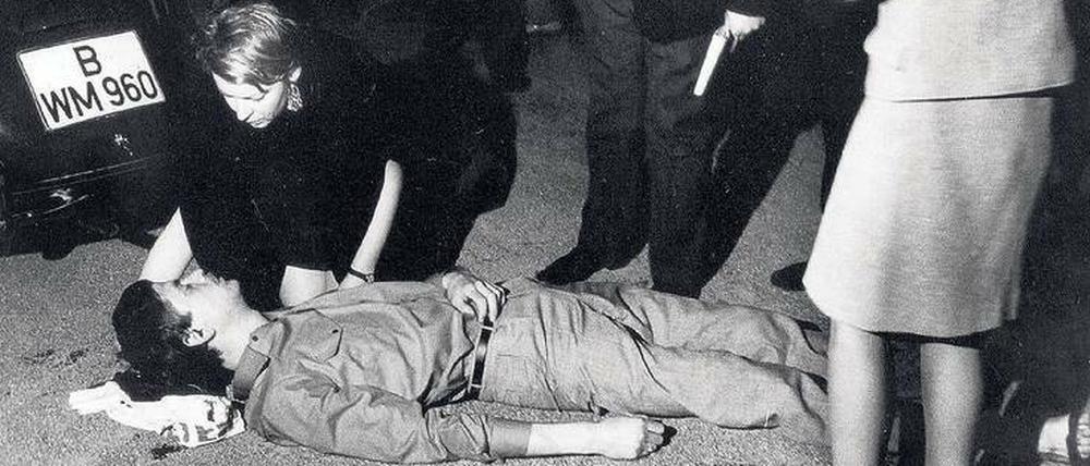 Ikone. Die Aufnahme vom 2. Juni 1967, wie sich Friederike Hausmann um Benno Ohnesorg, erschossen von dem Zivilpolizisten Karl-Heinz Kurras, kümmert, gehört ins kollektive Bildergedächtnis der Bundesrepublik.