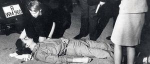 Ikone. Die Aufnahme vom 2. Juni 1967, wie sich Friederike Hausmann um Benno Ohnesorg, erschossen von dem Zivilpolizisten Karl-Heinz Kurras, kümmert, gehört ins kollektive Bildergedächtnis der Bundesrepublik. 